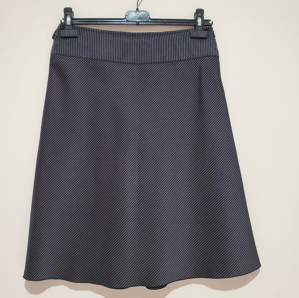 Carla Satin Effect Gray Striped Suit With Jacket and Skirt Size S - Picture 7 of 9